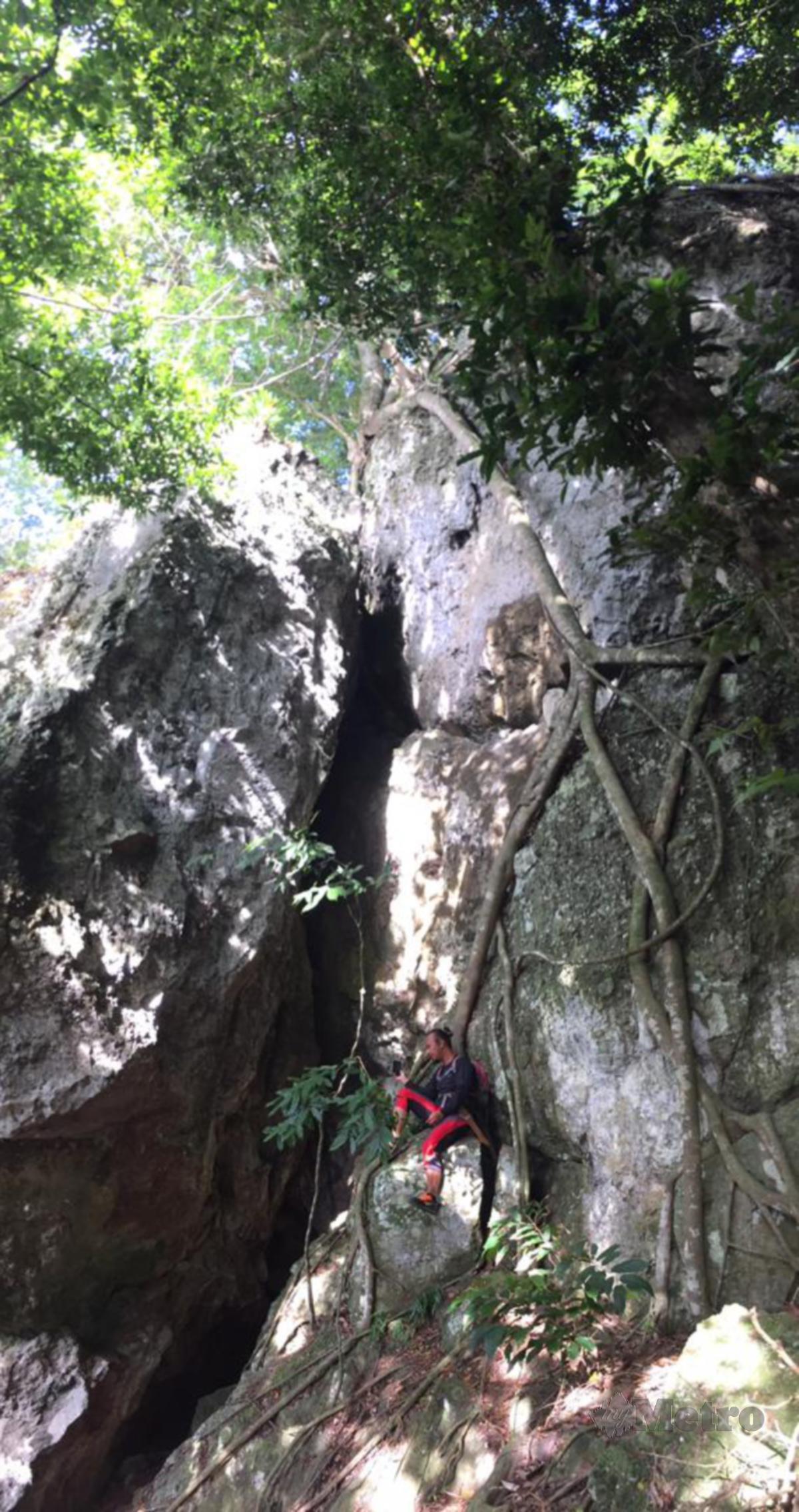 SEKITAR pendakian di Bukit Kiyawan yang terdiri daripada susunan bongkah batu.
