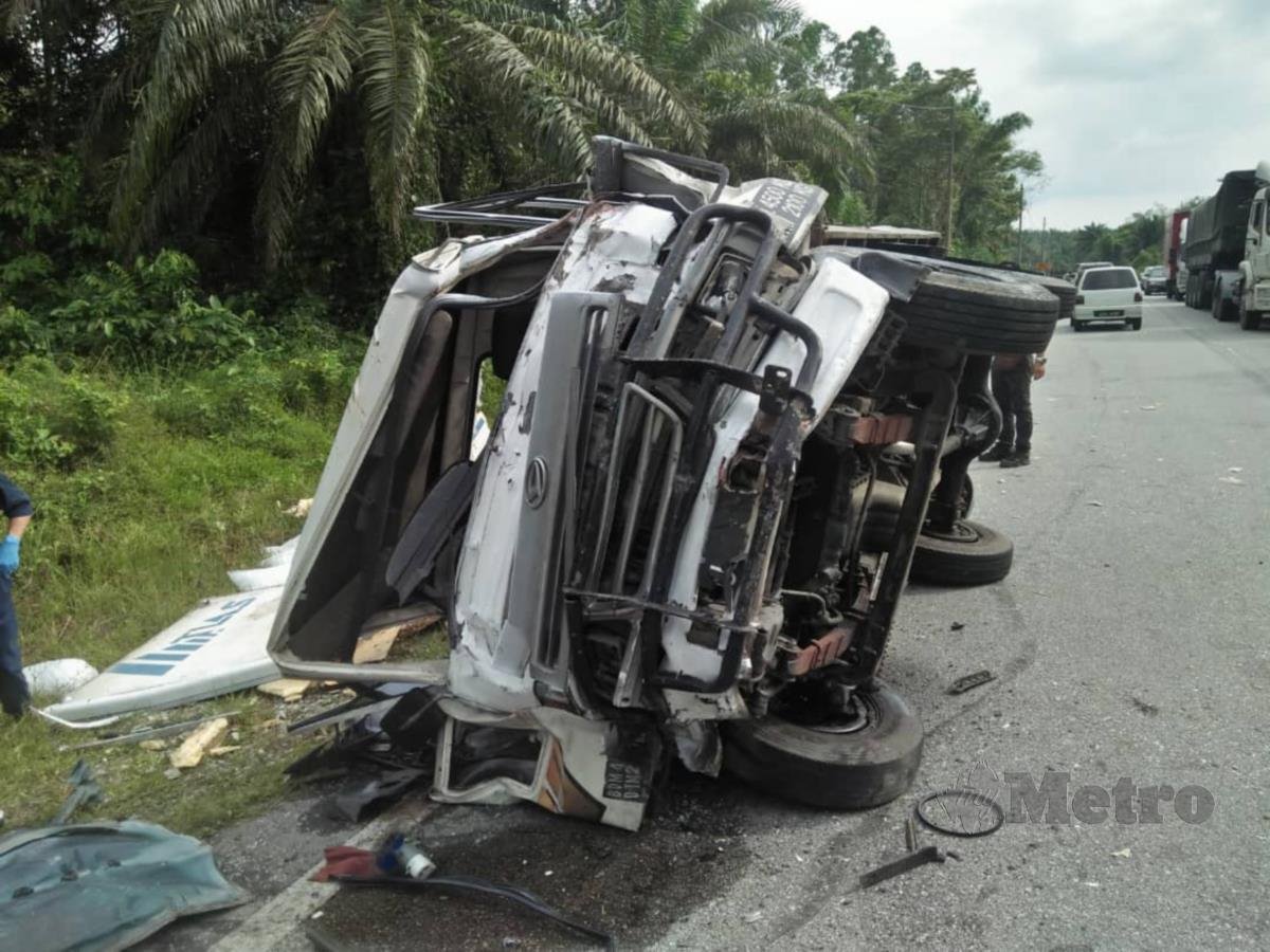 Pemandu kereta maut apabila kereta yang dipandunya terbabit dalam kemalangan dengan lori muatan ais di Kilometer (KM) 43 Jalan Ipoh - Teluk Intan kira-kira jam 2.30 petang tadi. FOTO Ihsan PDRM.