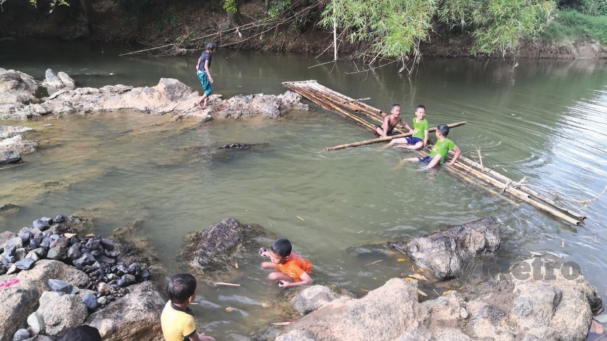 KANAK-kanak bermain rakit yang terdapat di Sungai Viral. 