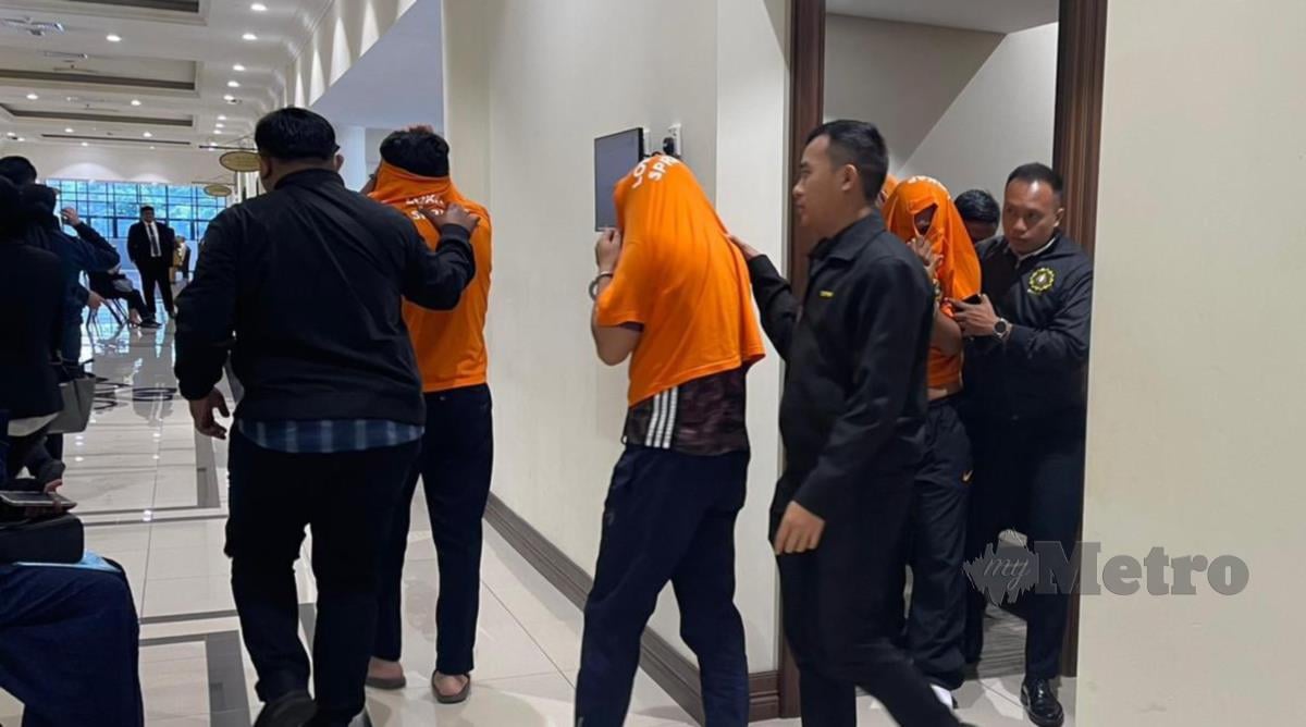 Empat penguat kuasa direman tujuh hari bermula hari ini selepas SPRM membuat permohonan reman itu di Mahkamah Majistret, Kota Kinabalu, pagi tadi. FOTO SPRM