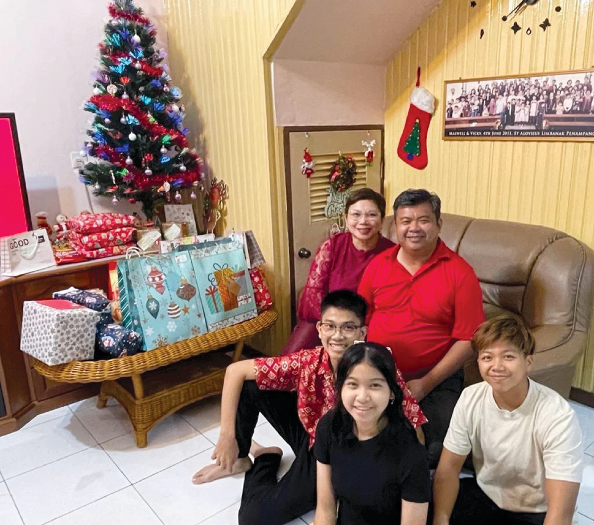 SHANIA bersama keluarga menyambut Krismas.