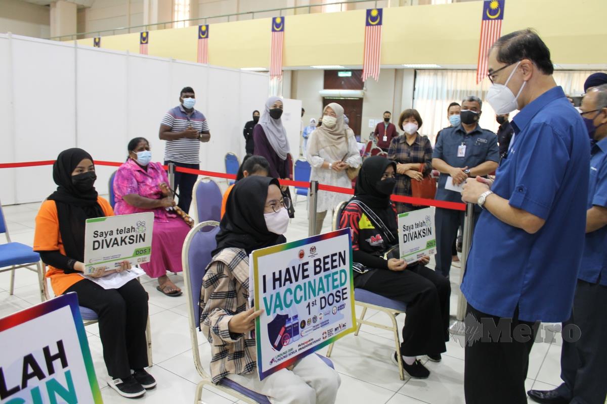Mah Hang Soon (kanan) melawat Pusat Pemberian Vaksin di Dewan Majlis Bandaraya Seremban. FOTO Mohd Amin Jalil.