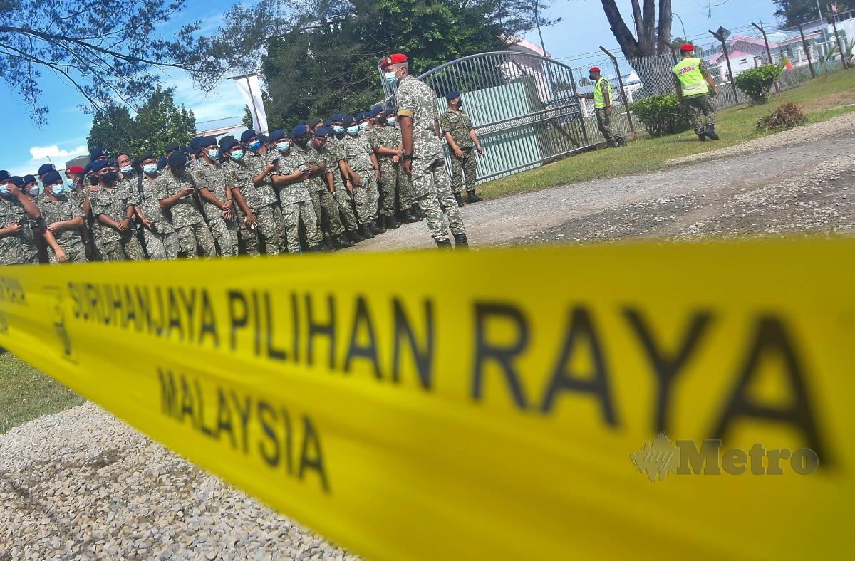 ANTARA anggota Tentera Darat Malaysia (TDM) yang menunggu giliran untuk membuang undi ketika tinjauan proses mengundi awal di Sekolah Agama Rakyat Kem Lok Kawi. FOTO MOHD ADAM ARININ
