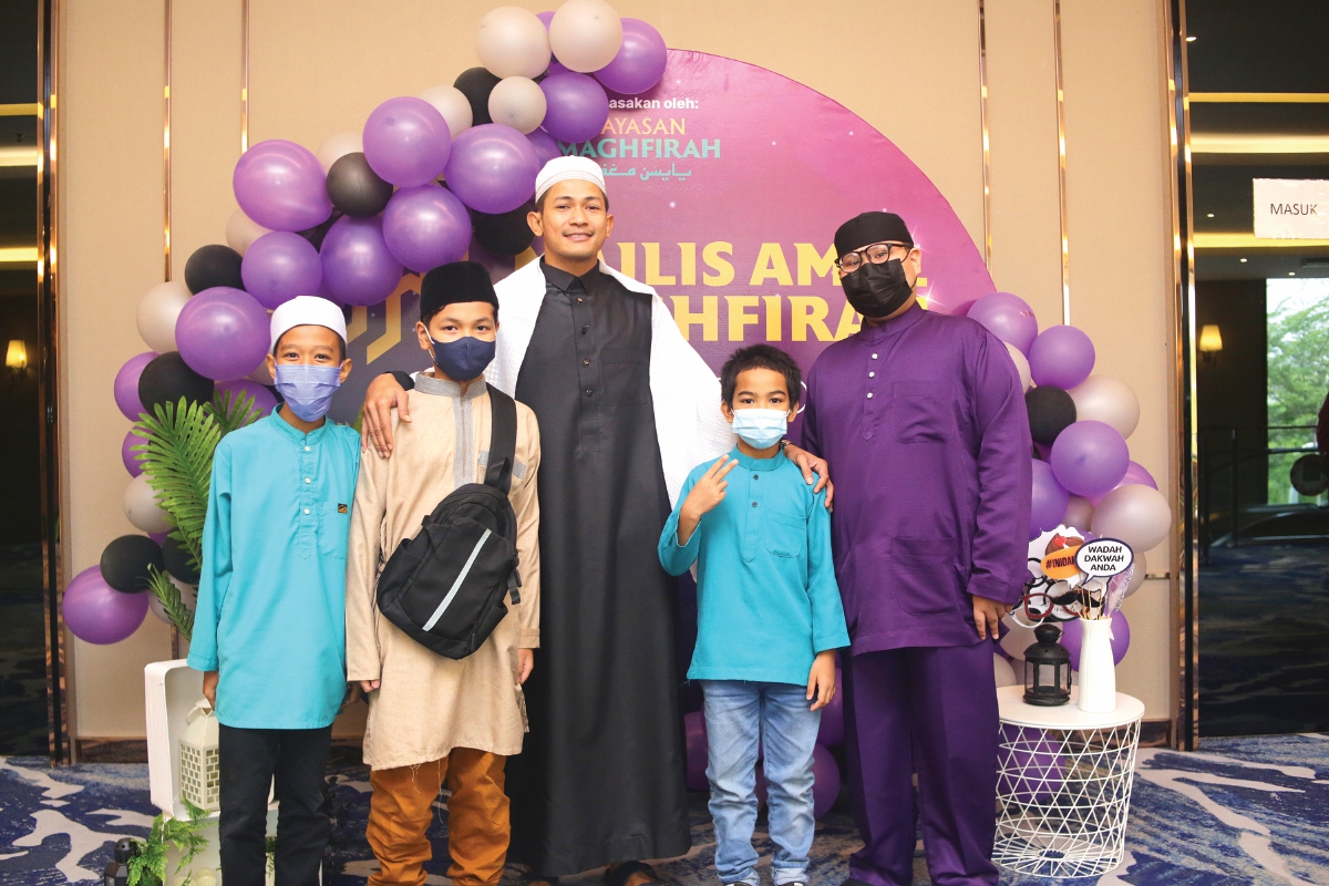 ANTARA 300 Anak Yatim, asnaf dan OKU yang diraikan pada Majlis Amal Maghfirah yang diadakan di Bangi, Selangor, baru-baru ini.