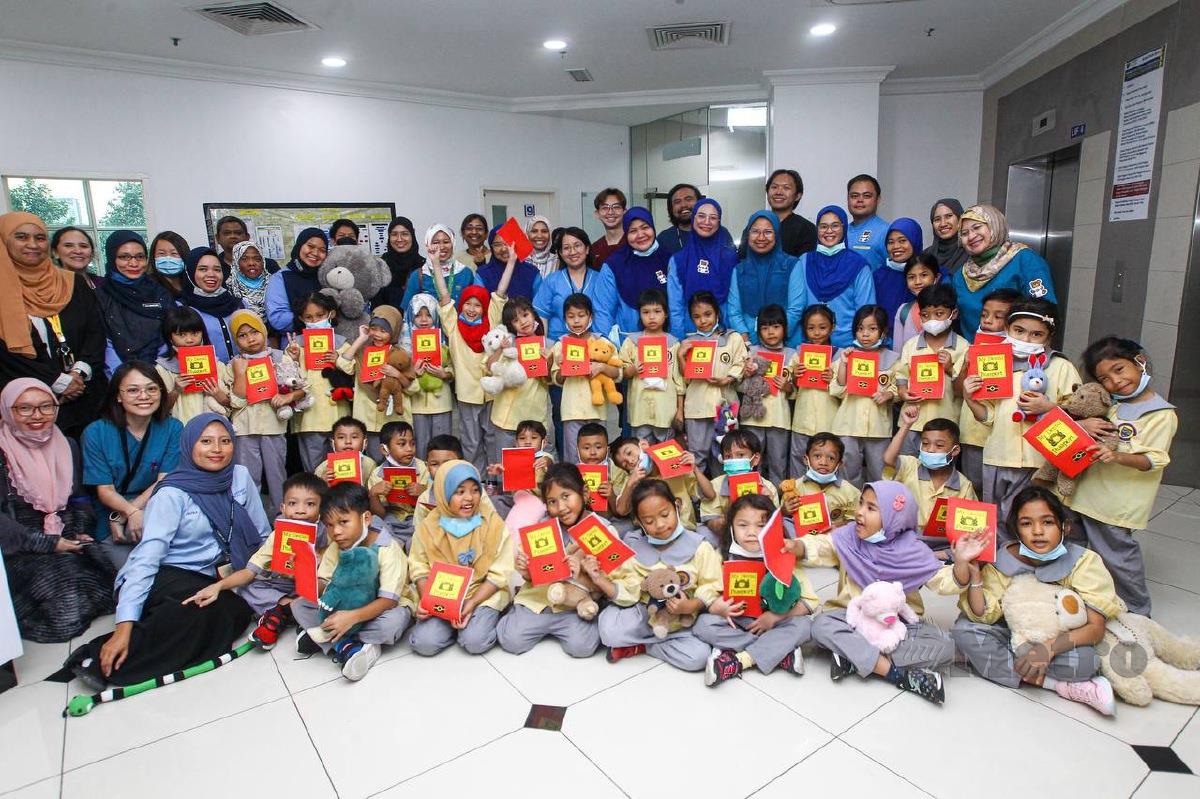KANAK-KANAK dan warga Falkulti Pergigian Universiti Malaya dalam Projek Komuniti Malaya Bear Dental Clinic.