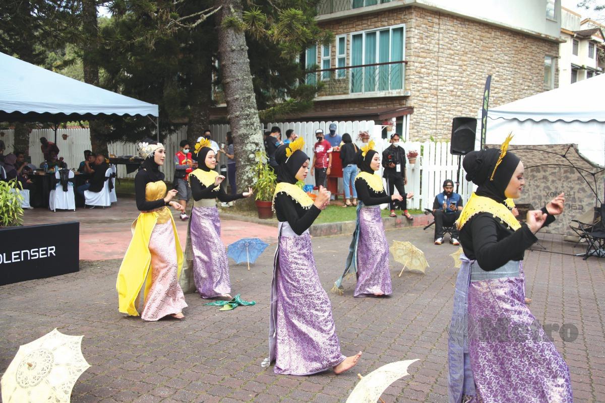TURUT mengadakan persembahan kesenian Malaysia kepada pengunjung sebelum acara bermula.