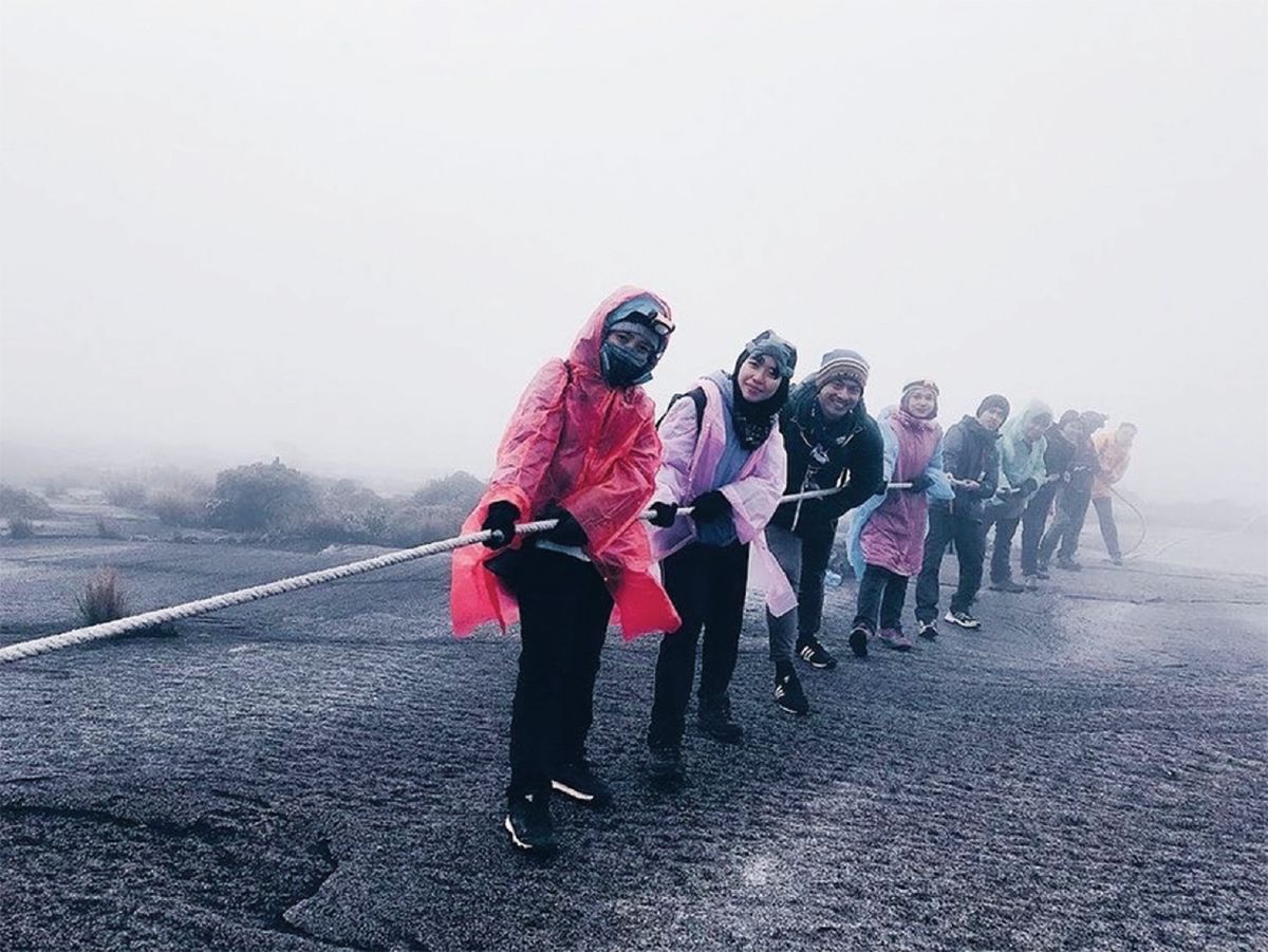 BERSAMA rakan dan pengikutnya ketika mendaki Gunung Kinabalu.