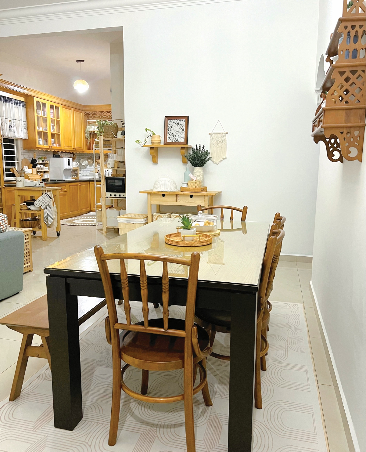 PERABOT dan aksesori di ruang makan mempunyai kesinambungan dengan rona perabot di dapur.