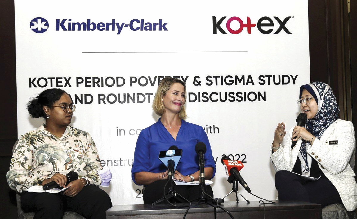 MARTINA, Dr Wan Hilya dan Gaayathrey pada sesi perbincangan mengenai hasil kajian kemiskinan haid Kotex  di ibu negara, baru-baru ini.