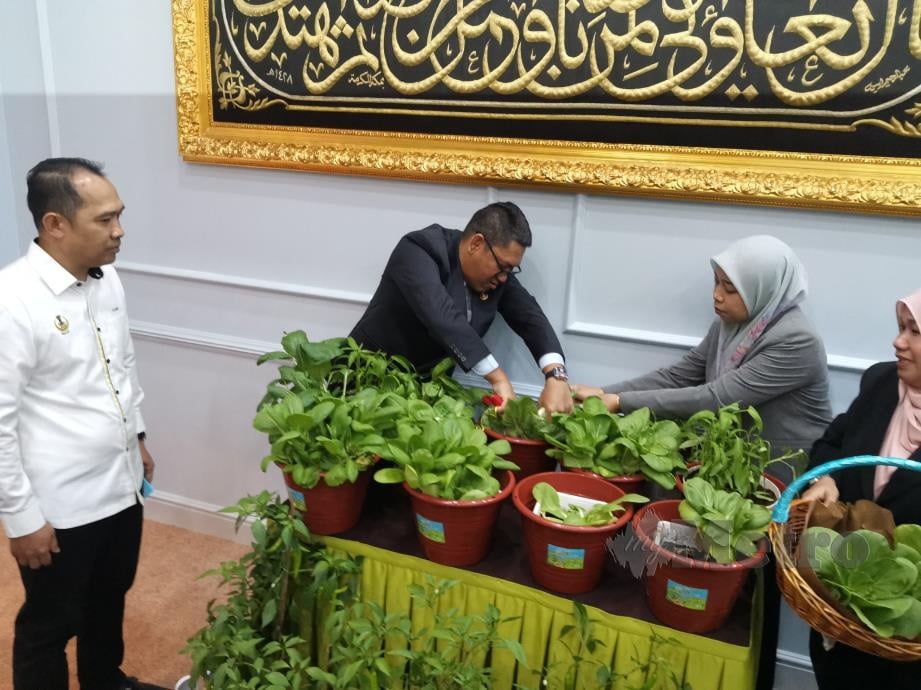 Menteri Besar Perak, Datuk Seri Ahmad Faizal Azumu melancarkan program Program Bumi Hijau Negeri Perak di Pejabat Menteri Besar Perak di Ipoh, hari ini. FOTO BALQIS JAZIMAH ZAHARI
