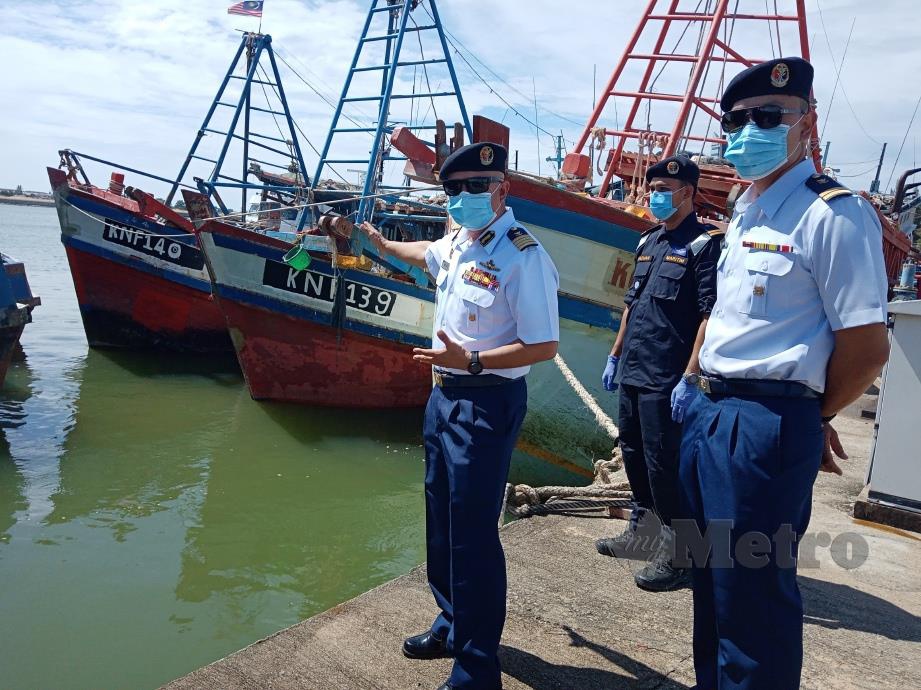 Muhammad Suffi menunjukkan nombor pendaftaran bot tempatan pada badan bot nelayan Vietnam yang ditahan. FOTO ZAID SALIM