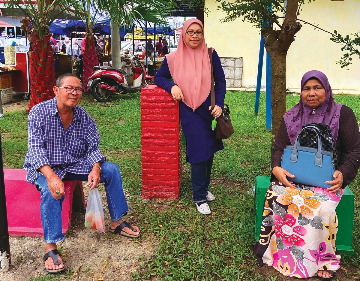 PENULIS (tengah) merakam kenangan bersama ibu dan ayah ketika di Rantau Panjang.