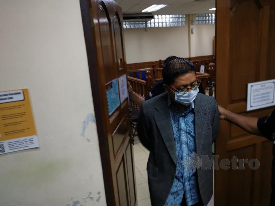 Seorang penjawat awam didakwa di Mahkamah Sesyen Ipoh hari ini atas dua pertuduhan menerima suapan. FOTO BALQIS JAZIMAH ZAHARI