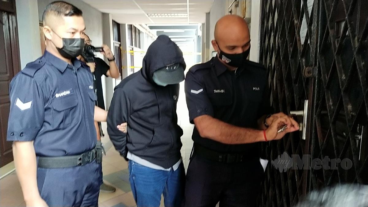 Herman (tengah) didenda RM40,000 selepas mengaku bersalah atas dua pertuduhan menerima suapan, tiga tahun lalu. FOTO MUHAMMAD ZULSYAMINI SUFIAN SURI