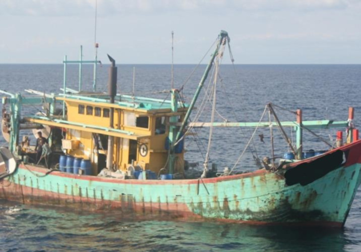 Bot yang dinaiki empat nelayan warga Myanmar, ditahan Agensi Penguatkuasaan Maritim Malaysia (APMM) ketika menangkap ikan di 28.6 batu nautika barat Pulau Kendi, di sini. FOTO IHSAN APMM