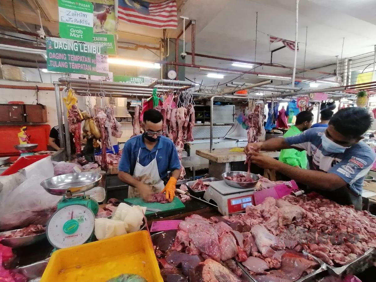 Kos peniaga menyebabkan penjual daging segar tempatan di Pasar Awam Bayan Baru, menaikkan harga jualan sehingga RM40. FOTO ZUHAINY ZULKIFFLI