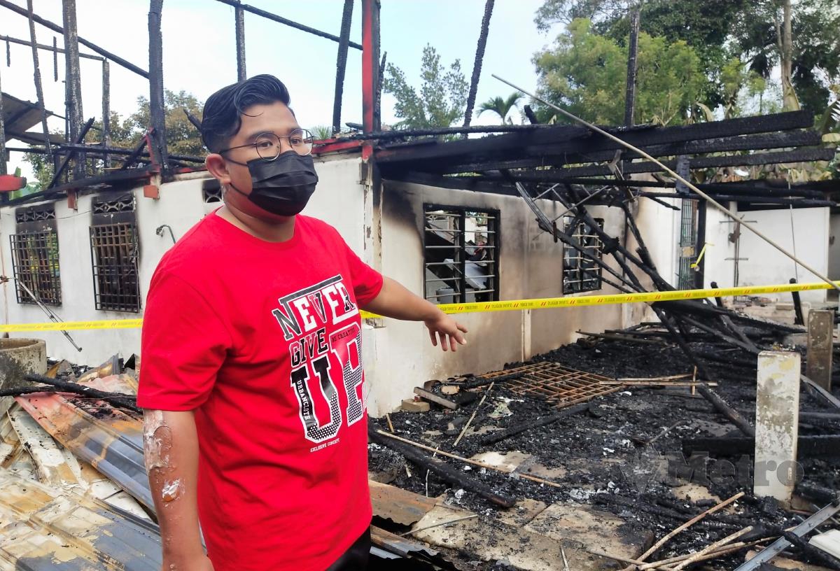  Muhammad Azhar menunjukkan rumah pusaka yang dijilat api dalam kebakaran petang semalam. FOTO  MUHAMMAD ZULSYAMINI SUFIAN SURI