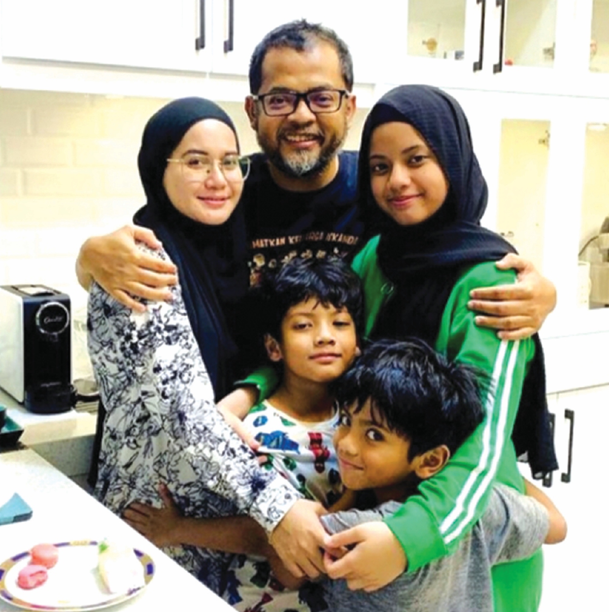 FOTO kenangan Anita bersama suami, Allahyarham Ismadi dan anak- anak.