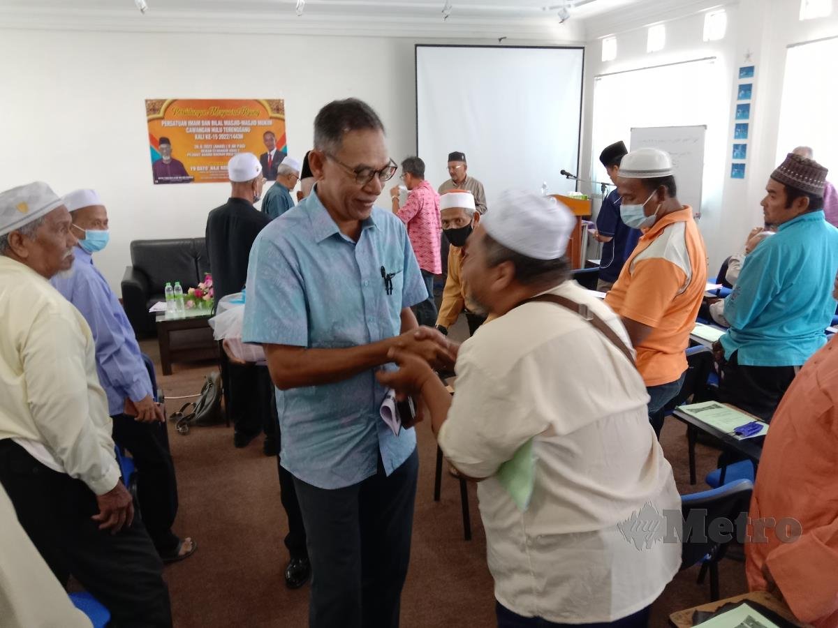 Rosol Wahid, beramah mesra bersama iman dan bilal selepas merasmikan Mesyuarat Agong Persatuan Iman dan Bilal Derah Hulu Terengganu. FOTO NAZDY HARUN.