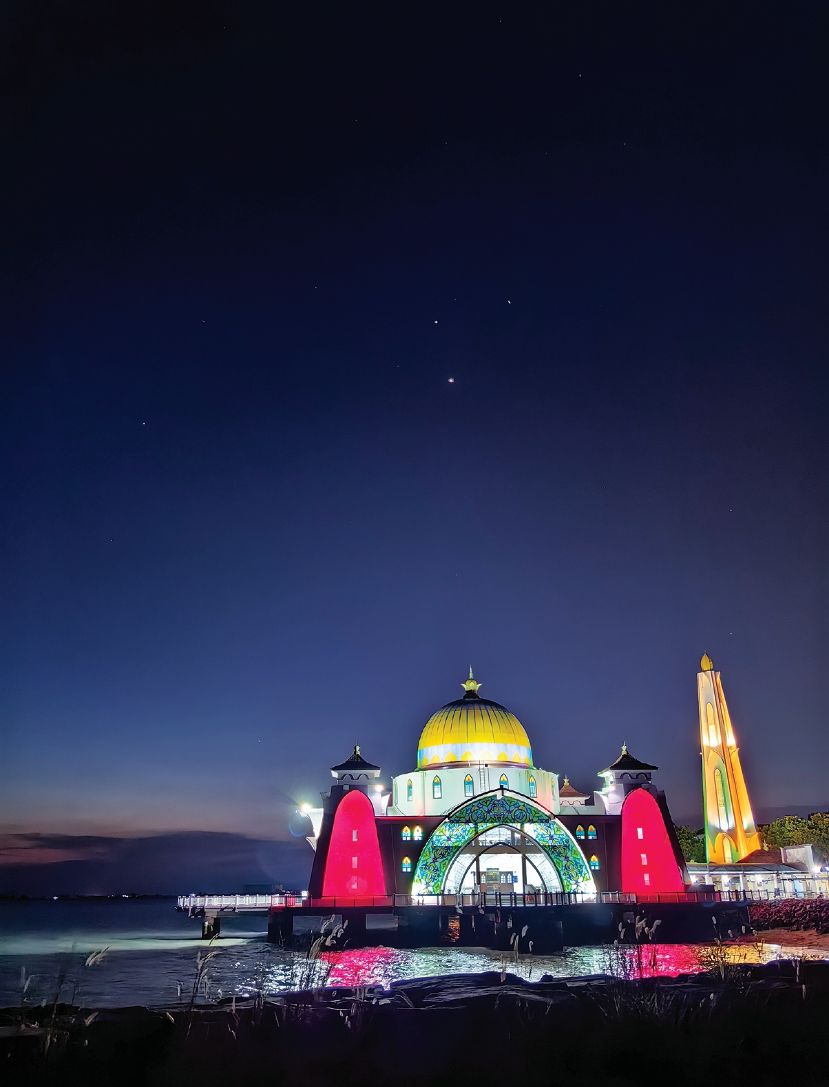 PEMANDANGAN Masjid Selat Melaka yang memukau pandangan.