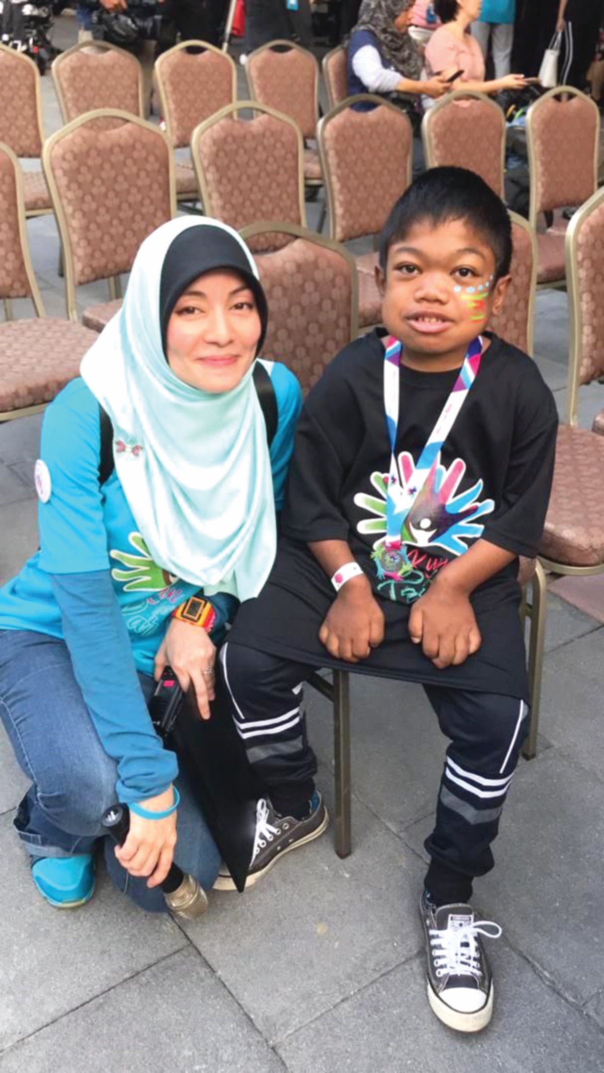 NADIAH Hanim bersama penghidap penyakit Lysosomal Storage yang juga salah satu penyakit jarang jumpa di Malaysia.