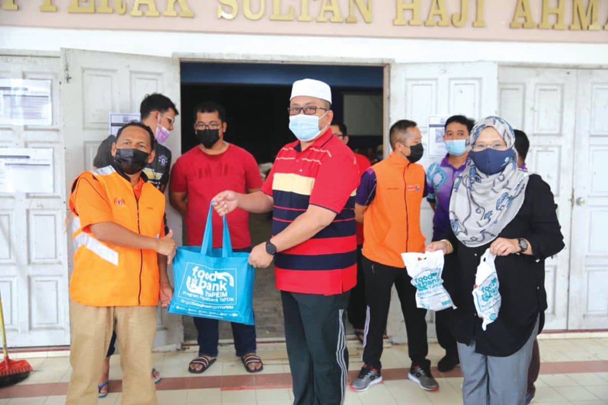 TIMBALAN Menteri Di Jabatan Perdana Menteri (Hal Ehwal Agama) Ahmad Marzuk Shaary menyampaikan sumbangan foodbank YaPEIM kepada mangsa banjir di Kuala Lipis, Lipis.