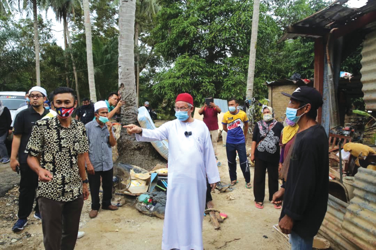 PENGURUSAN Utama YaPEIM mengiringi Menteri Di Jabatan Perdana Menteri (Hal Ehwal Agama), Datuk Dr Zulkifli Mohamad Al-Bakri  meninjau kawasan Kampung Kundang Patah, Dong, Raub yang terjejas disebabkan banjir.