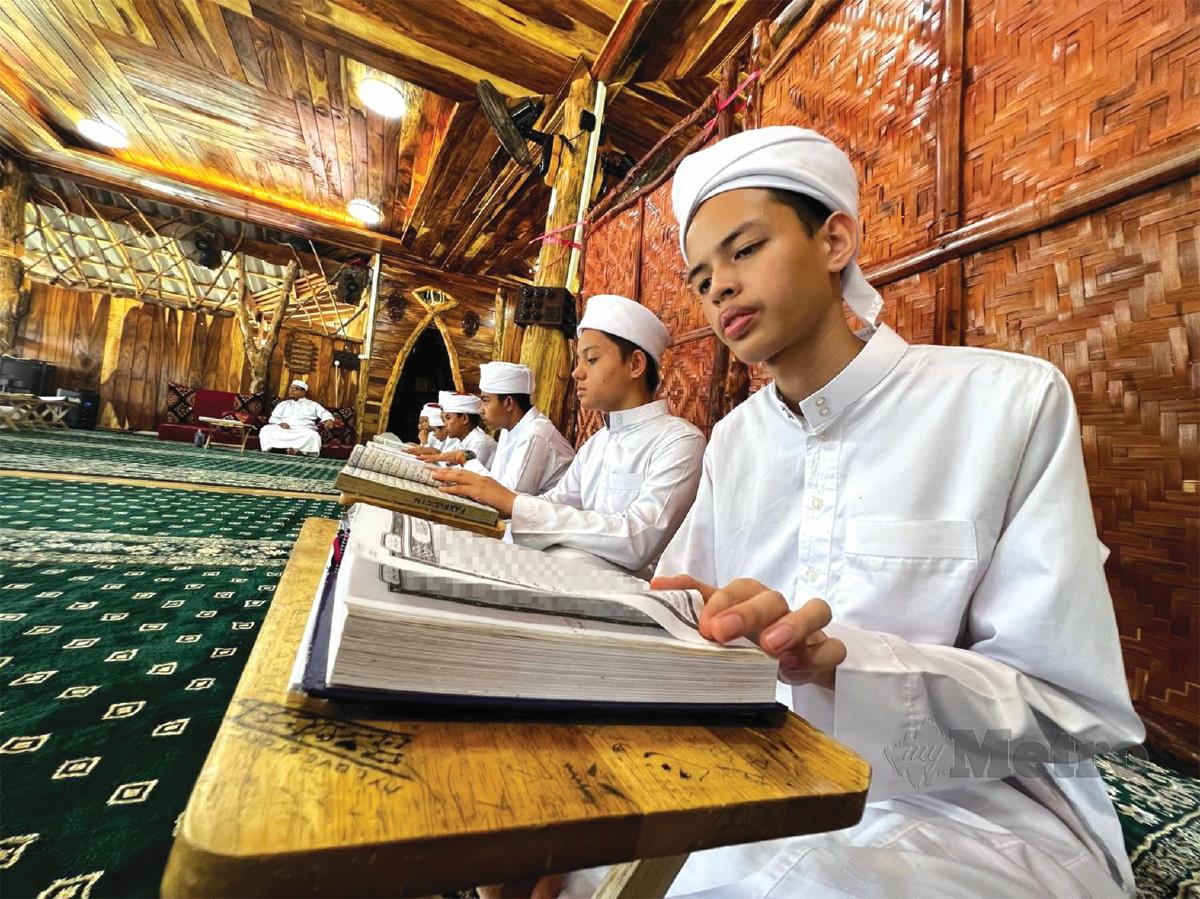 ANAK-anak tahfiz yang khusyuk membaca dan menghafal al-Quran.