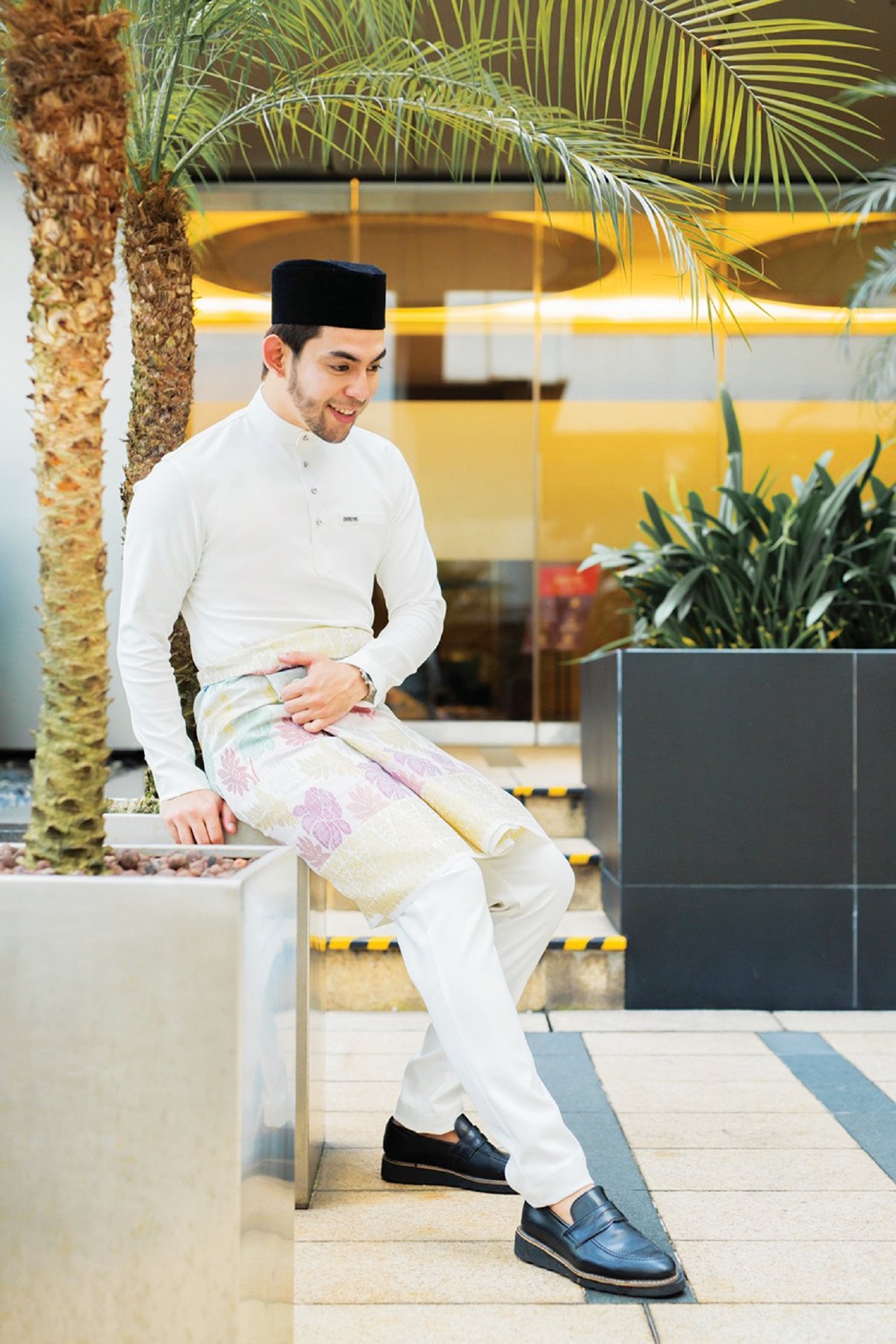 BAJU Melayu perkahwinan disediakan oleh Mohd Fekri untuk pelanggan.