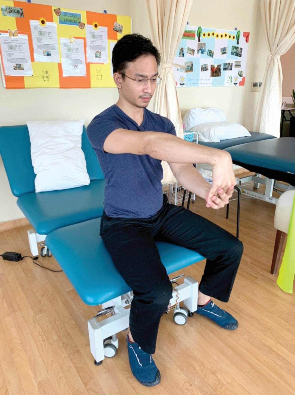 TEKNIK latihan fleksibiliti 'wrist extensors stretch' bagi meningkatkan fleksibiliti otot, tendon dan ligamen di kawasan sendi lengan.