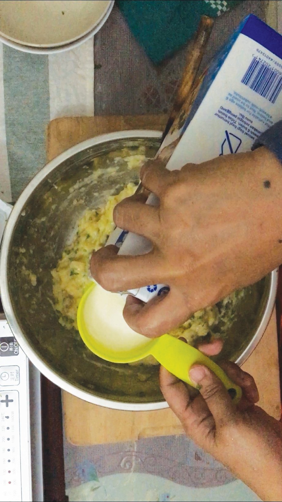 KANDUNGAN susu ditambah pada bahan lapisan kentang. FOTO Ihsan Hapsah Abd Rahim