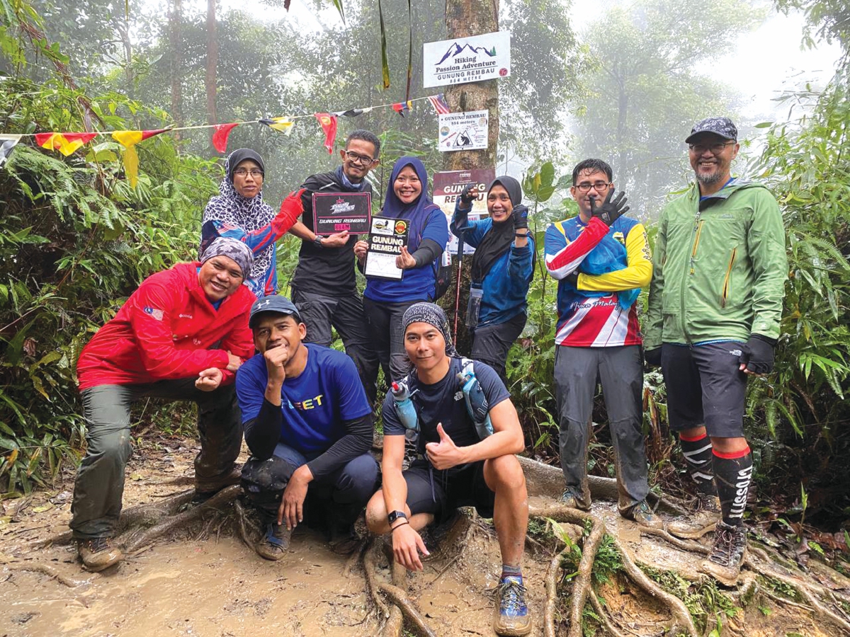 ANTARA ahli Geng Bersatu Hati yang menyertai pendakian ke Trans Naning. 