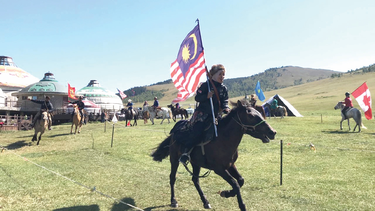 MENGIBARKAN Jalur Gemilang ketika majlis pembukaan di Spirit Khimori Horseback Archery Open Championship Mongolia 2019 .
