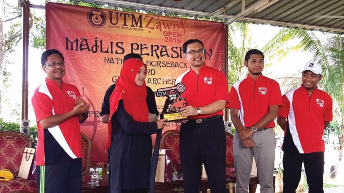 MEMENANGI juara keseluruhan Malaysia 1st National Horseback Archery Competition 2016. 