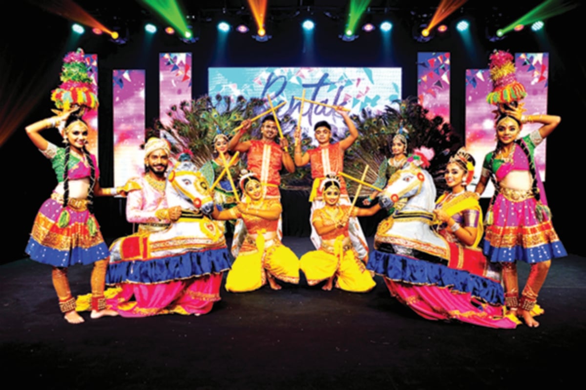 PERSEMBAHAN dalam Rentak Selangor penuh warna-warni dan penonton dapat mempelajari kepelbagaian budaya.