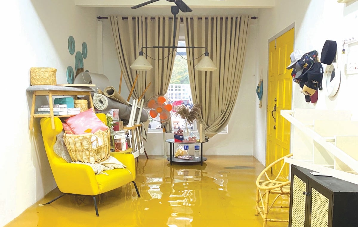 KEADAAN rumah ketika banjir.