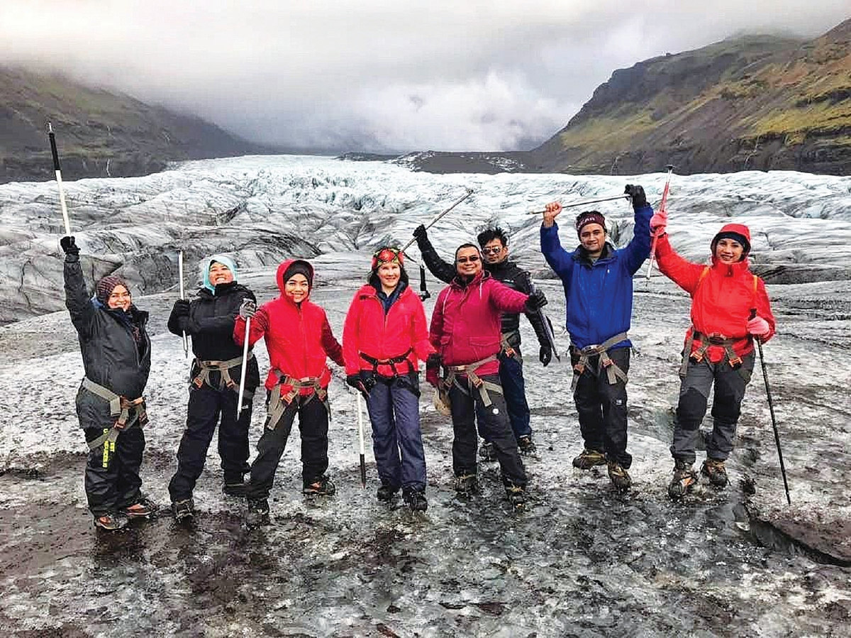 MENDAKI ke laluan glacier di Iceland pada 2019.