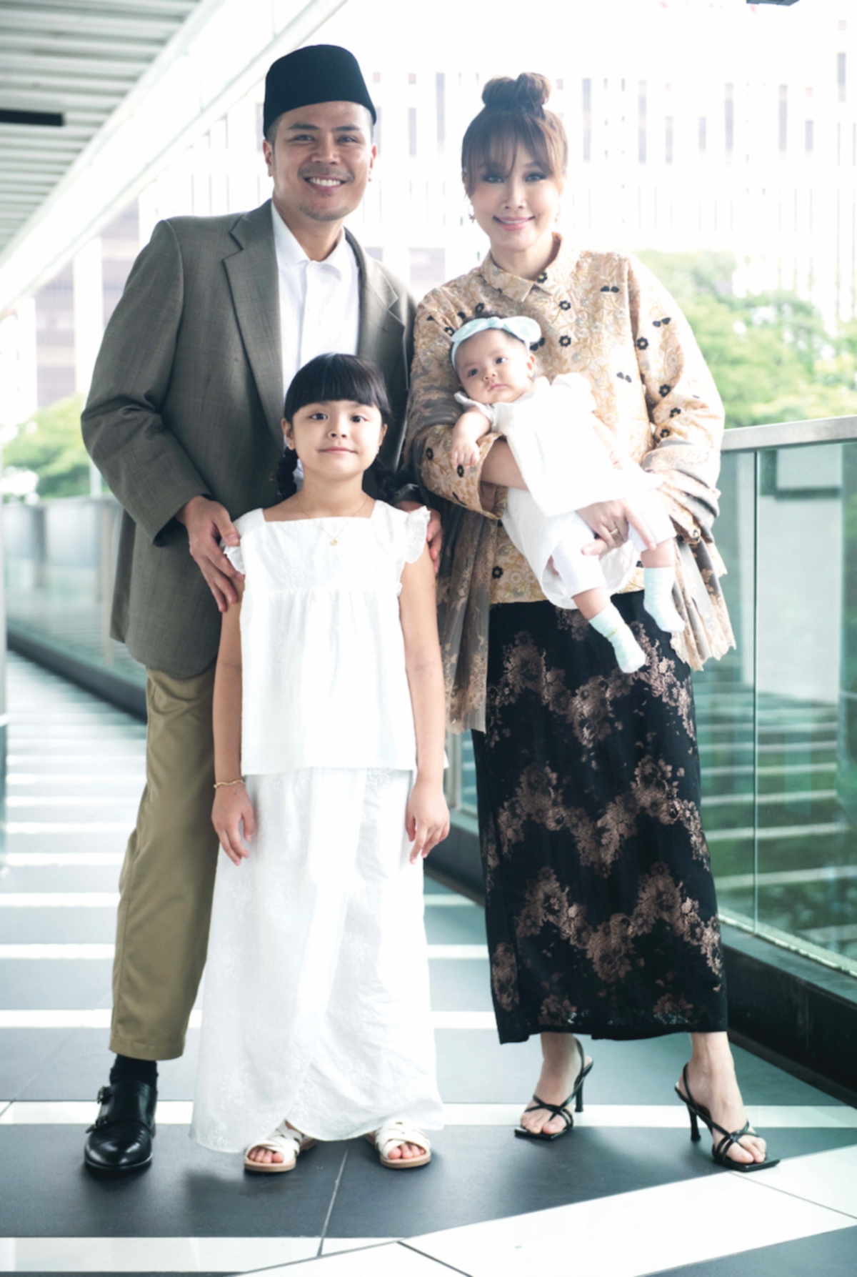 AWAL dan Scha bersama dua anak mereka, Lara Alana dan Lyla Amina.