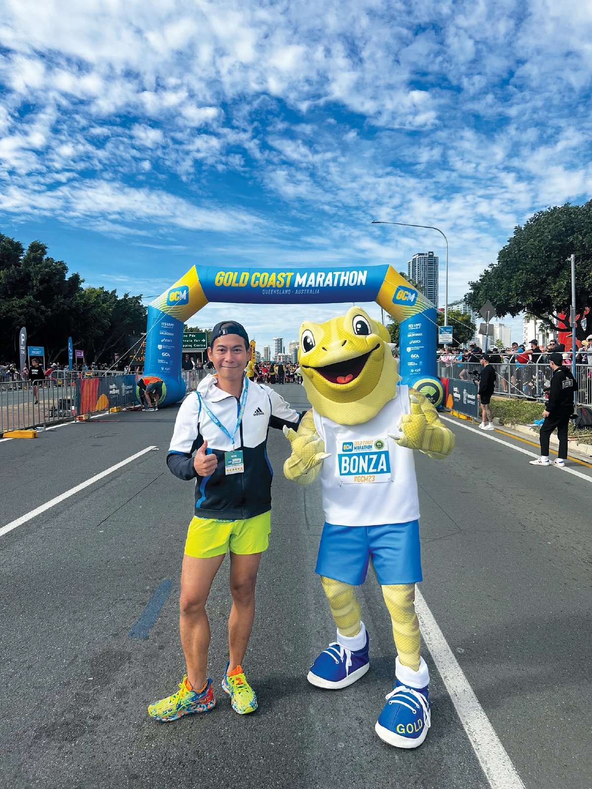 PENULIS (kiri) bersama maskot Gold Coast Marathon.