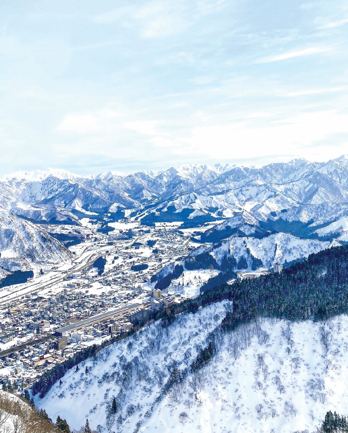 ANTARA pemandangan menakjubkan dari atas gunung yang boleh dinikmati pengunjung kawasan peranginan ski Yuzawa Kogen.