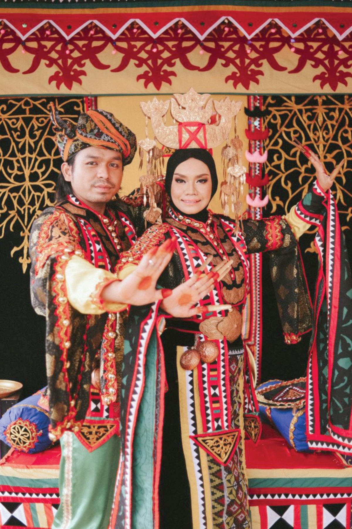 ISMADIAN( kanan) berbangga dapat mengangkat pelbagai warisan tarian tradisional Malaysia.