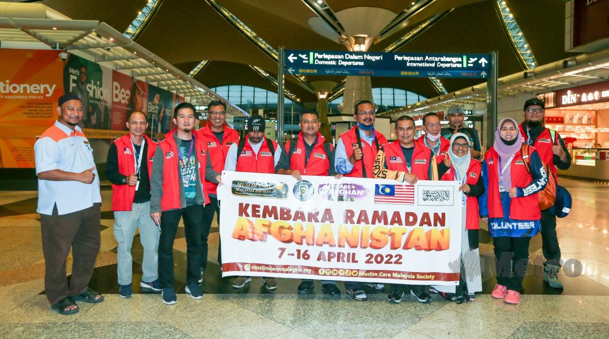 Seramai 14 peserta misi Kembara Ramadan Afghan anjuran Muslim Care Malaysia (MCM) berlepas dari Lapangan Antarabangsa Kuala Lumpur (KLIA). FOTO ASWADI ALIAS.