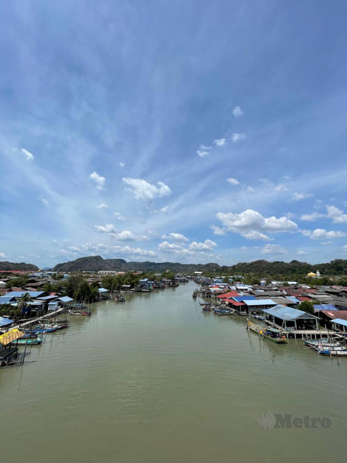 PEMANDANGAN kampung nelayan di Jambatan Tuanku Syed Putra.