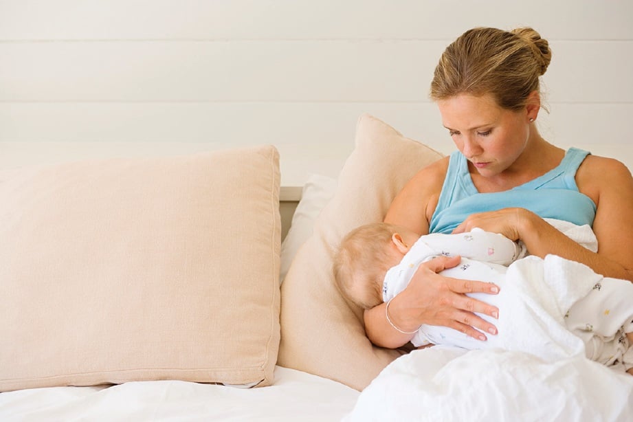 IBU yang melahirkan anak perlu memberikan susu badan bagi menguatkan imunisasi badan si kecil. FOTO Sumber Google