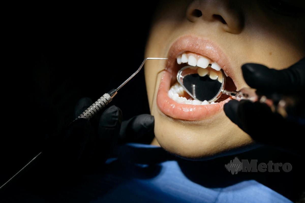 BAWA kanak-kanak berjumpa doktor gigi untuk pemeriksaan secara berkala.
