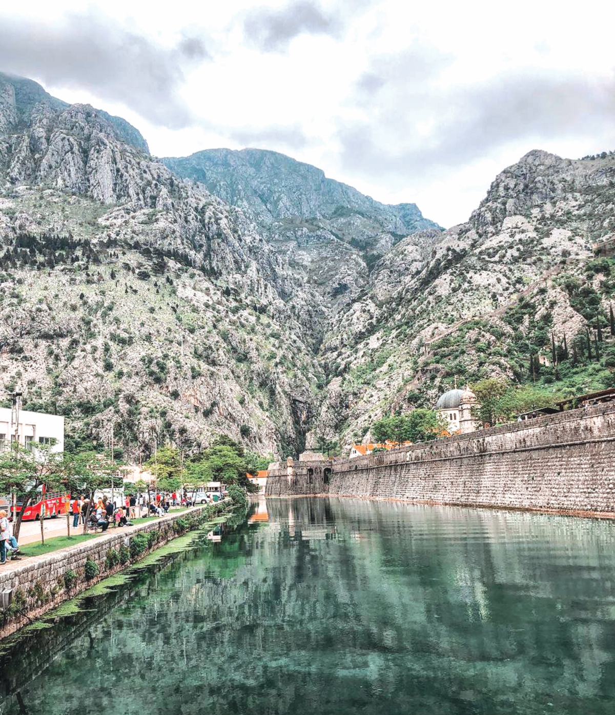 PANORAMA gunung seakan-akan kanvas lukisan di Kotor, Montenegro.
