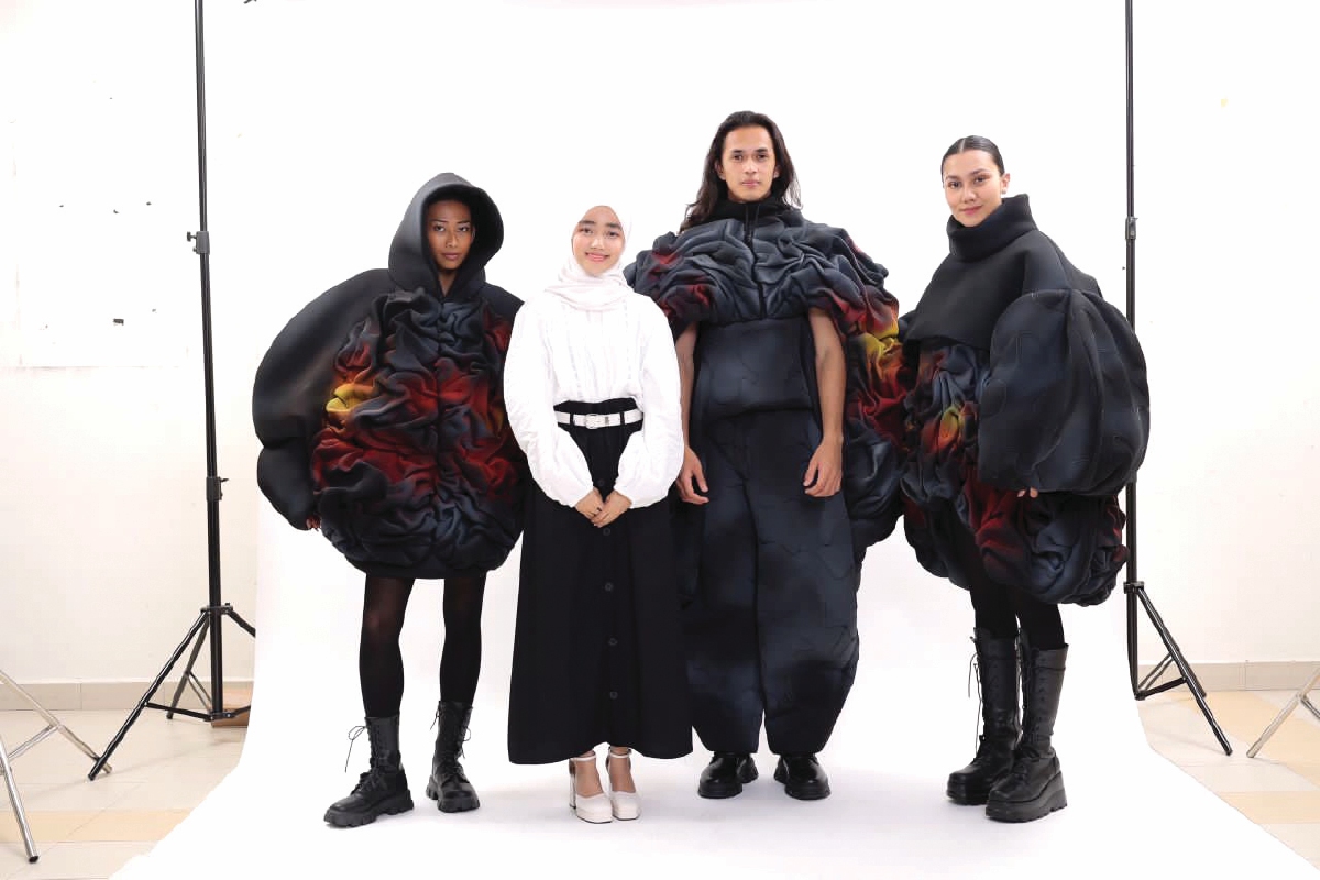 NUR Afiah (dua dari kiri) membuat kajian hampir dua bulan untuk mencipta karya fesyen miliknya.