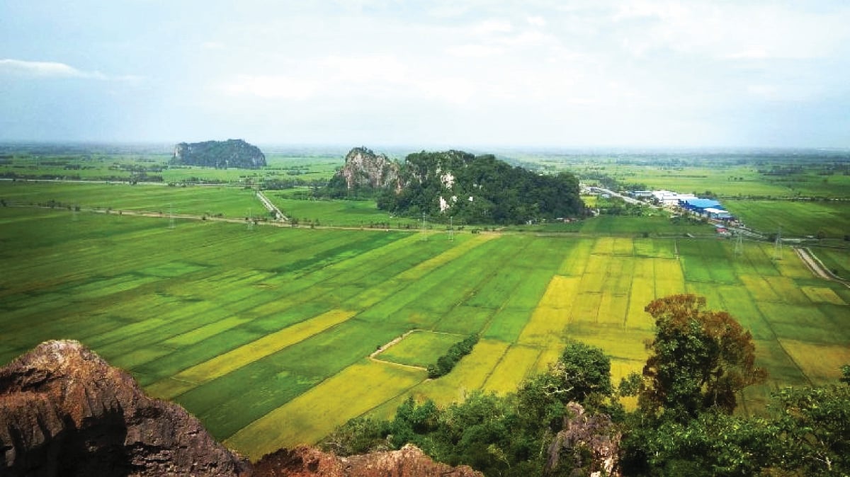 KEINDAHAN panorama dari puncak Bukit Kodiang yang juga dikenali sebagai Bukit Mok Cun. 