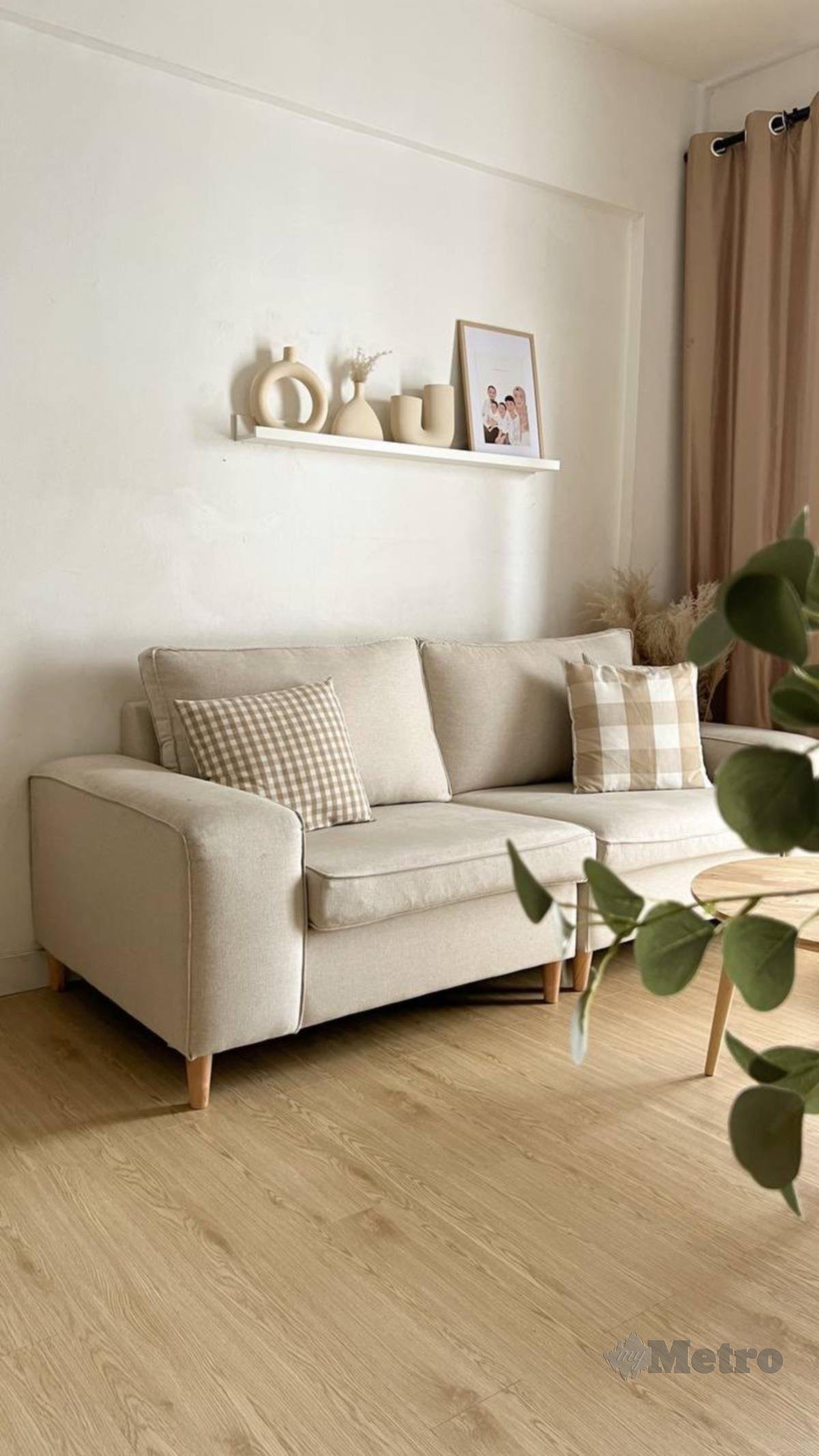 SET Sofa yang lebih lembut rona menjadikan ruang tampak tenang.