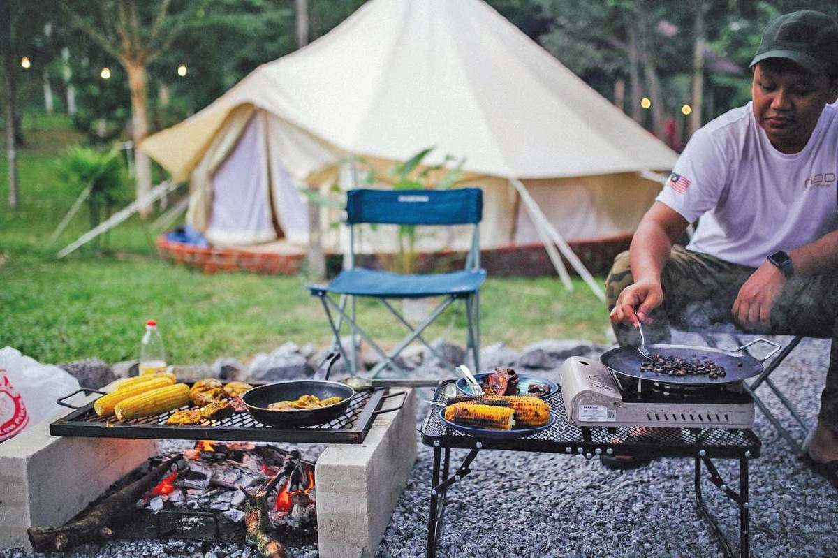 PENGUNJUNG boleh memasak di luar khemah di tempat yang disediakan.